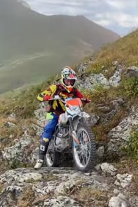 Сейв мотика на краю обрыва.  #эндуро #архыз #горы #мото #enduro #ecoenduro #экоэндуро